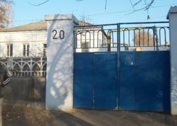 Ничего святого. Пока одни помогают сироте восстановить разрушенную квартиру, другие ставят им палки в колеса