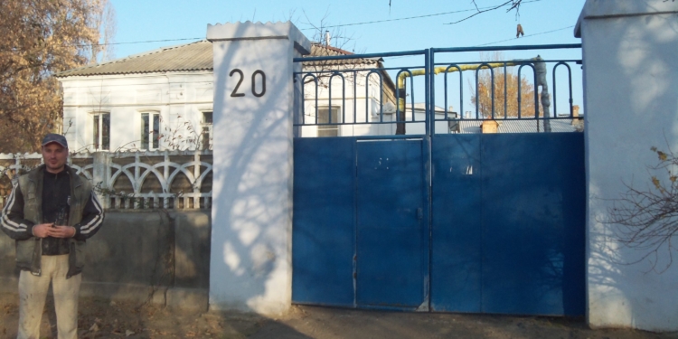 Ничего святого. Пока одни помогают сироте восстановить разрушенную квартиру, другие ставят им палки в колеса