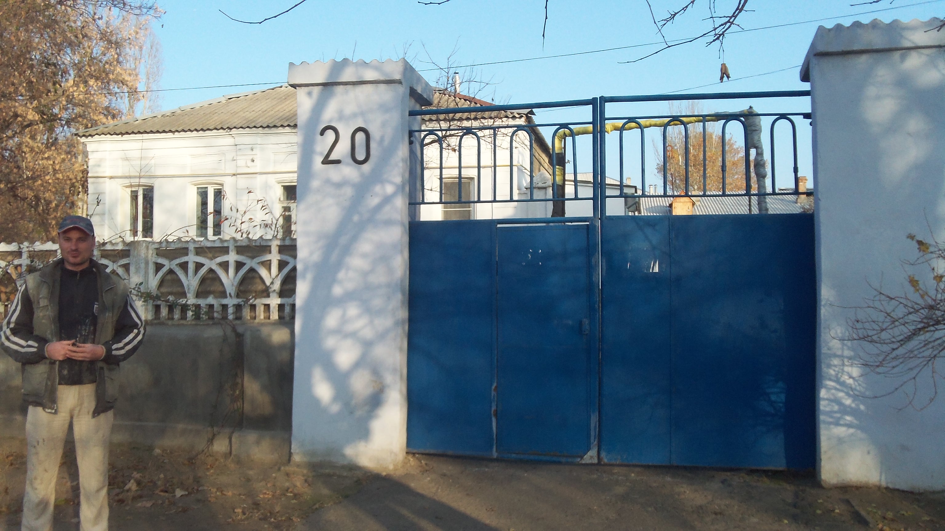 Ничего святого. Пока одни помогают сироте восстановить разрушенную квартиру, другие ставят им палки в колеса