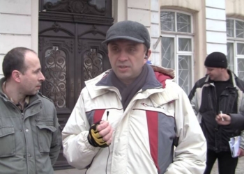 Под БТИ николаевские общественники требовали Рыжика. Но вместо Рыжика пришла милиция