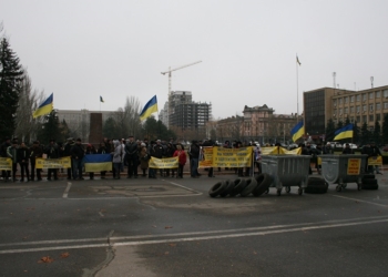 «Наши встречи не случайны»: депутатов встретил пикет работающих в «пополняшках»