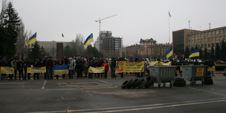 «Наши встречи не случайны»: депутатов встретил пикет работающих в «пополняшках»