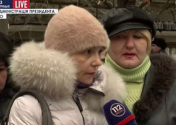 Из Николаева – в Киев. Жены и матери бойцов 19 территориального батальона пикетируют Администрацию президента и не собираются уходить