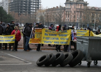 «Наши встречи не случайны»: депутатов встретил пикет работающих в «пополняшках»
