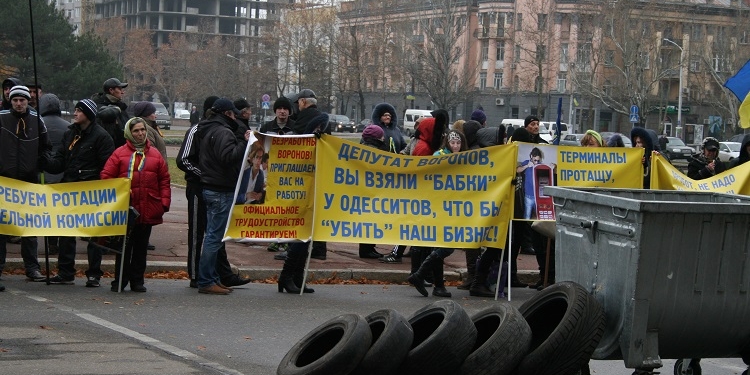 «Наши встречи не случайны»: депутатов встретил пикет работающих в «пополняшках»