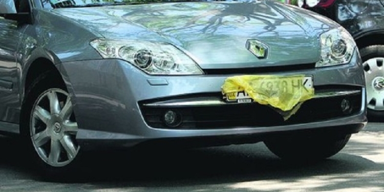 Граждане, уберите лишнее с номерных знаков своих авто. Если, конечно, не хотите штраф платить