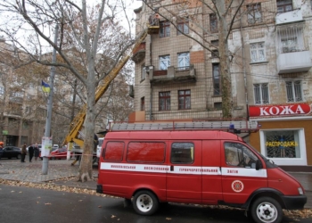 С дома на Советской сбивают плитку. Пока сама не упала