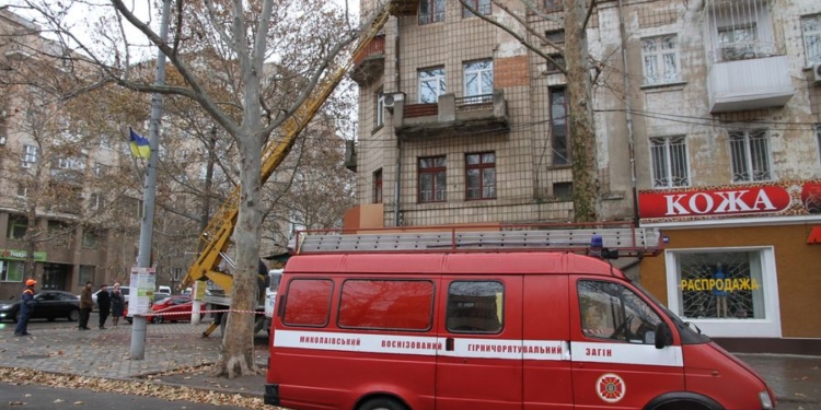 С дома на Советской сбивают плитку. Пока сама не упала