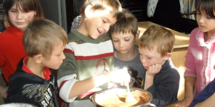 Шоколад – ложками! В Николаеве детей учили танцевать, печь пиццу и варить шоколад