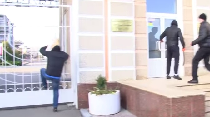 Штурм Одесского НПЗ: автоматчики разбили стекла и скрутили охрану завода