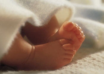 Беженка родила в туалете и уронила ребенка. Соседи подняли шум