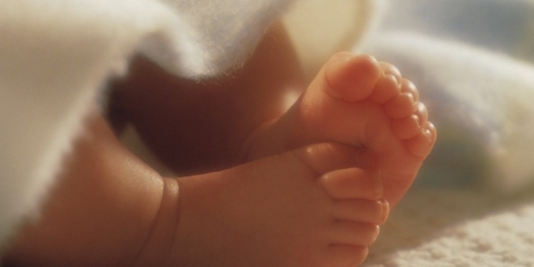 Беженка родила в туалете и уронила ребенка. Соседи подняли шум