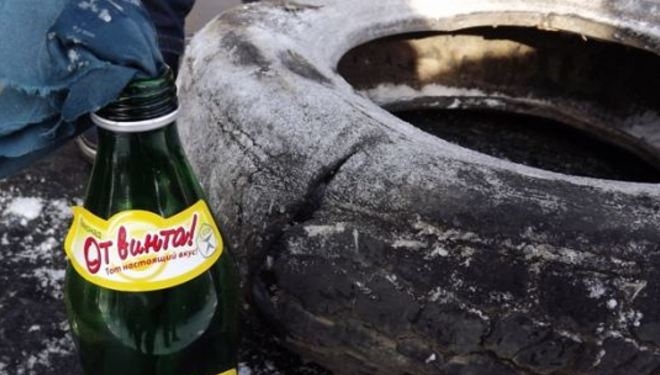 Тонкий намек россиянам: возле памятника Шевченко в Петербурге нашли “коктейли Молотова” и покрышки