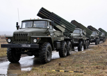 Вражеская военная техника под Донецком: грузовой конвой и системы залпового огня “Град”