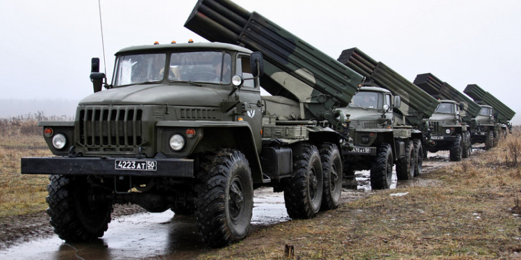 Вражеская военная техника под Донецком: грузовой конвой и системы залпового огня “Град”