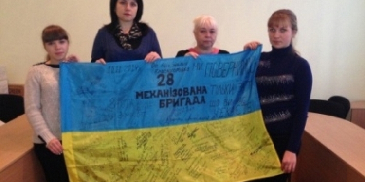 Боевое знамя 28-й бригады с автографами бойцов побывает в 7 областях Украины, в том числе и на Николаевщине