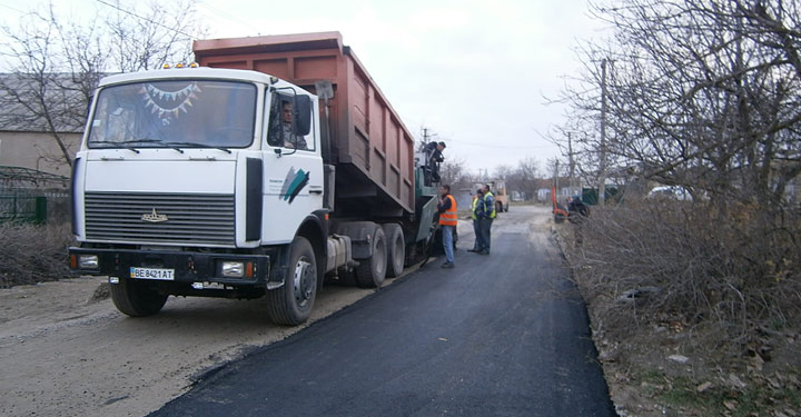 Запахло асфальтом – в Матвеевке отремонтировали две улицы