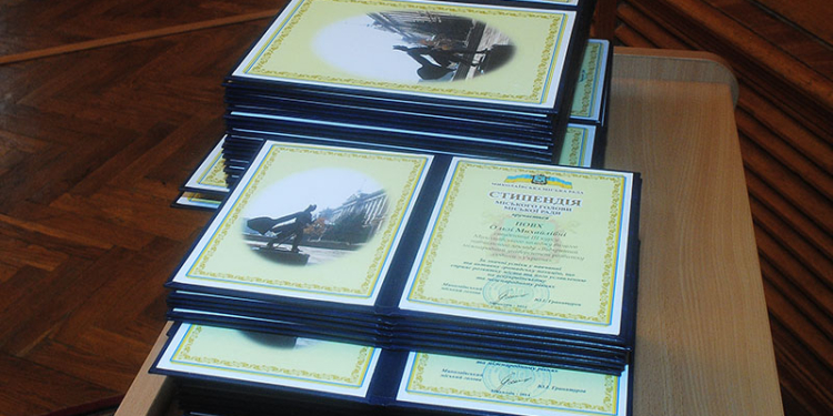 64 студента николаевских вузов получили стипендии городского головы