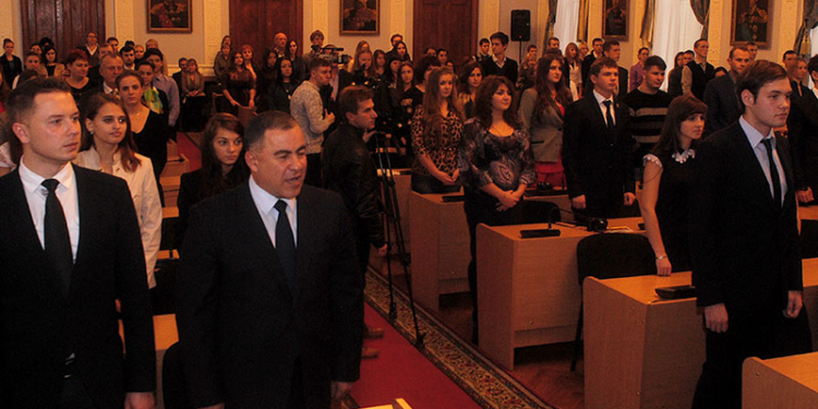 64 студента николаевских вузов получили стипендии городского головы