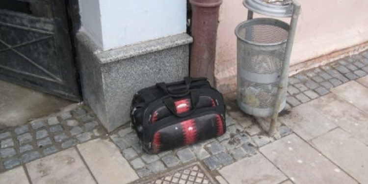 Времена неспокойные. Милиция просит сообщать ей о подозрительных предметах, оставленных без присмотра в людных местах