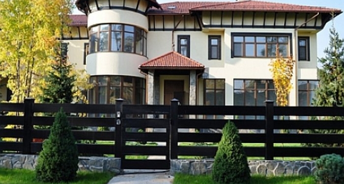 «Секретные материалы»: Как и за сколько живется в Подмосковье Януковичу и его соратникам