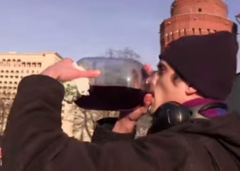 Россиянам под стенами Кремля предложили «хлебнуть украинской крови»