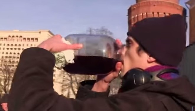 Россиянам под стенами Кремля предложили «хлебнуть украинской крови»