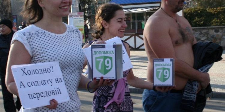 «Согрей солдата»: в Николаеве при минусовой температуре девушки разделись ради «79-ки»
