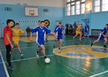 Проигрыш не в сухую: ученики 22-й школы и морпехи сыграли в футбол