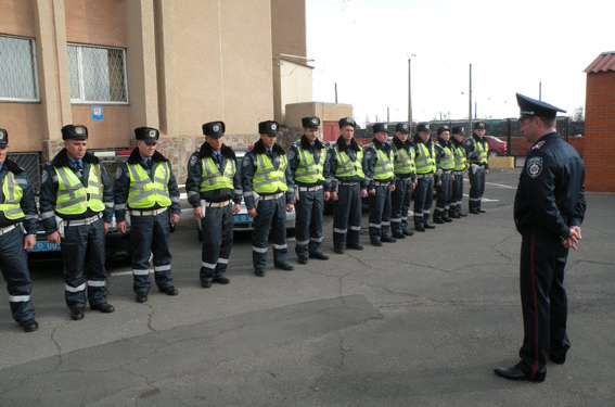 Очередную смену сотрудников Николаевской ГАИ проводили в АТО