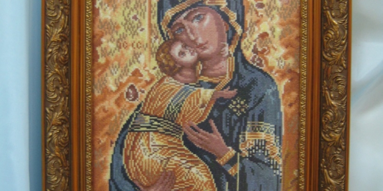Мастерица «Прибужья» подарит николаевским морпехам вышитую икону Богоматери, которая уже однажды помогла остановить захватчика