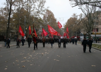Не такой уж и красный день календаря: «Свобода» приветствовала шествие в честь Октябрьской революции по-своему