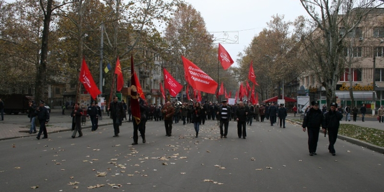 Не такой уж и красный день календаря: «Свобода» приветствовала шествие в честь Октябрьской революции по-своему