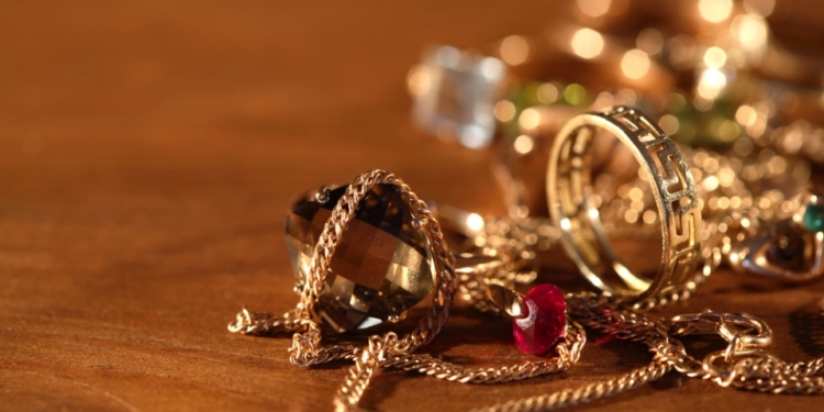 Любовницы похищают не только мужские сердца, но и золотые украшения своих кавалеров