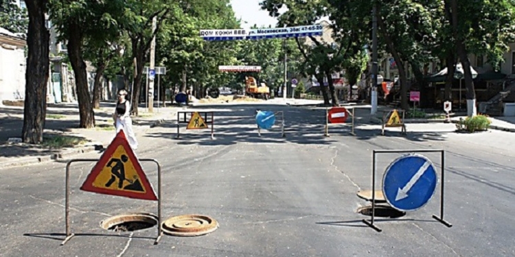 Дела коммунальные: на ул.Московской снова разрыто, а на ул.Чкалова потекла вода