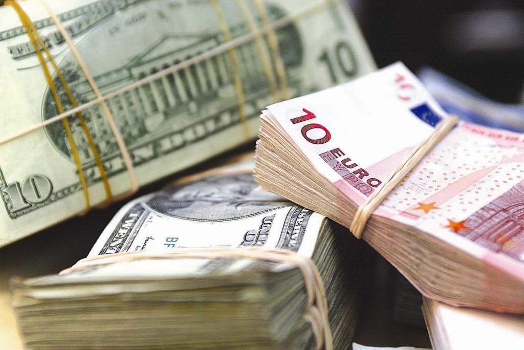 Доллар на "черном рынке" продают по 25 гривен, евро - почти 30. 1