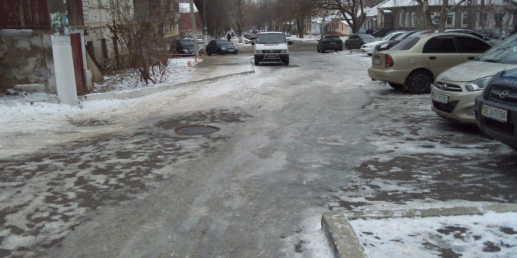 Дороги «встали» подо льдом. На скользкой дороге перевернулся автобус со спортсменами