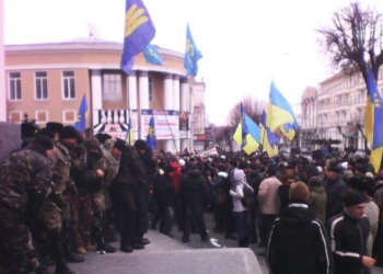 В Виннице штурмовали облсовет, жгут шины, перекрыли дорогу