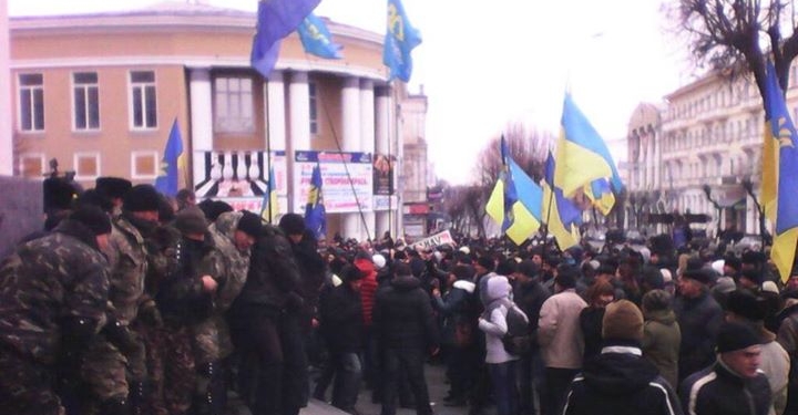 В Виннице штурмовали облсовет, жгут шины, перекрыли дорогу