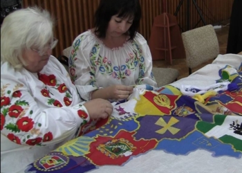 Сегодня в Николаеве вышили Николаевскую область на карте Украины