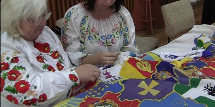 Сегодня в Николаеве вышили Николаевскую область на карте Украины