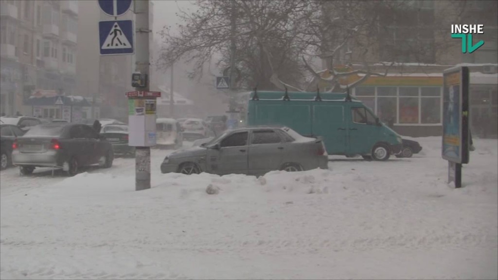 Снегопад в Николаеве: автомобилисты бросают машины на улице Советской 1
