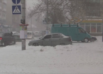 Снегопад в Николаеве: автомобилисты бросают машины на улице Советской