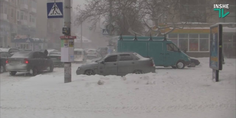 Снегопад в Николаеве: автомобилисты бросают машины на улице Советской