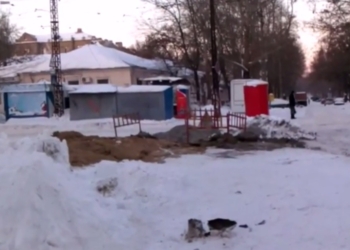 На Декабристов-Потемкинской прямо на трамвайном пути – огромная воронка