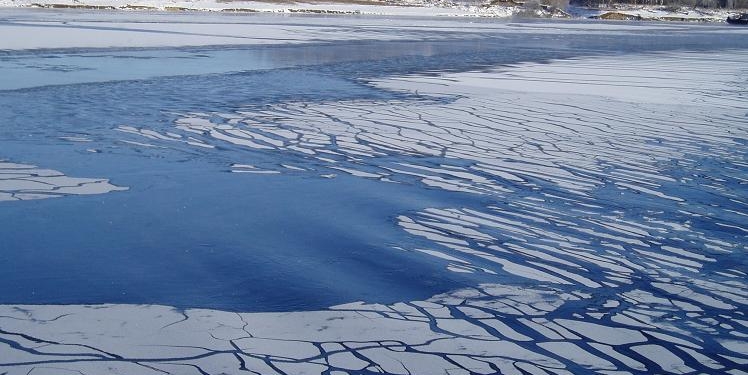 Травма на всю жизнь: На глазах у сына отец ушел под лед и утонул