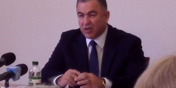 «Город справился с гололедом»? Мэр и горожане ходят и ездят по разным дорогам!