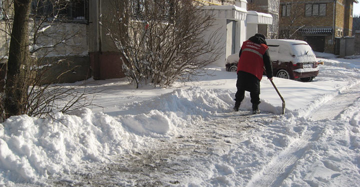 О борьбе со снегом отчитались два района города – Центральный и Ленинский. Корабельный и Заводский запаздывают?