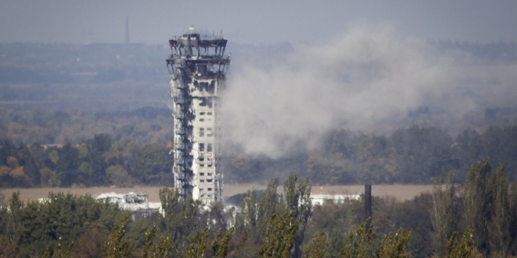 Наши держатся. И по всей линии фронта, и в Донецком аэропорту. Но есть погибшие и раненые