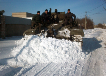 Завтра снова снег. Но городская власть утверждает, что работает, не покладая рук